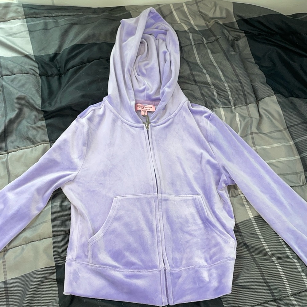 Freesia colored Juicy Couture cropped hoodie. Soft and stretchy material.